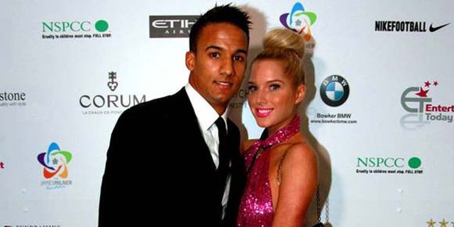Berbikini Merah, Helen Flanagan Pamer Keceriaan