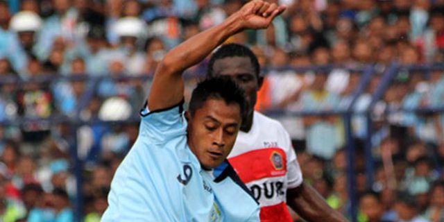 Persela Pertahankan Samsul Arif dan Roman Golian