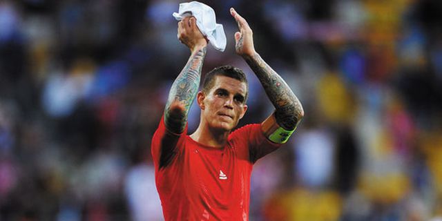 Buat Fans Menangis, Daniel Agger Bagikan Jersey Gratis