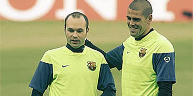 Iniesta Menyerah Bujuk Valdes Bertahan