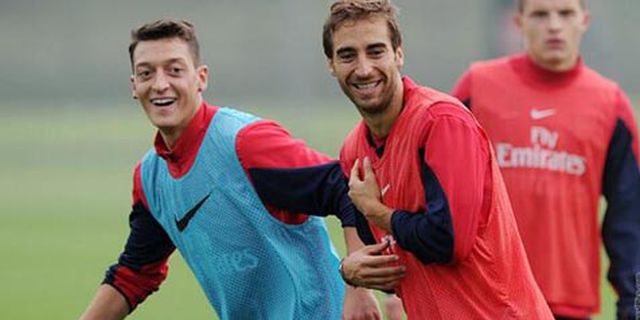 Parlour: Ozil dan Flamini Buat Wenger Pusing Parlour: Ozil dan Flamini Buat Wenger Pusing