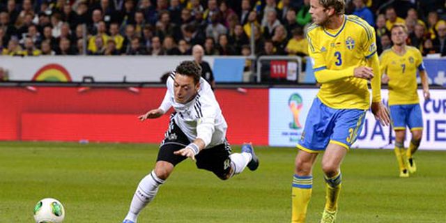 Ozil Tak Cedera Serius, Arsenal Lega