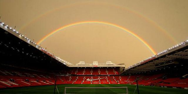 Pelangi Cantik Hiasi Langit Mentari Senja di Old Trafford