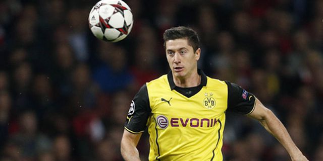 Wenger: Harusnya Lewandowski Dikartu Merah