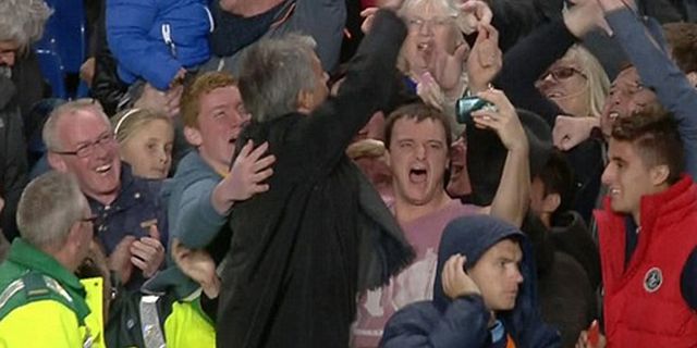Rayakan Gol Torres, Mourinho Malah Bingung Cari Putranya Rayakan Gol Torres, Mourinho Malah Bingung Cari Putranya