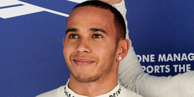 Hamilton Ingin Bantu Mercedes Hadang Ferrari