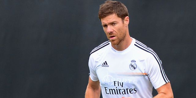 Aksi Nutmeg Cantik Xabi Alonso Berhasil Permalukan Zidane
