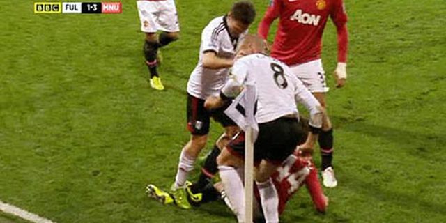 Kasari Januzaj, Bek Fulham Diganjar Sanksi Tiga Laga Kasari Januzaj, Bek Fulham Diganjar Sanksi Tiga Laga