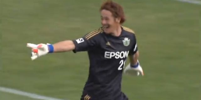 Kiper Jepang Cetak Gol Cantik Dari Jarak Jauh