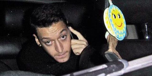 Ozil Bantah Tuduhan Pesta di Klub Malam