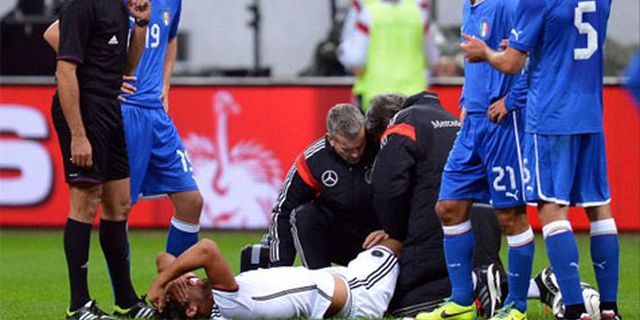 Ruang Ganti Jerman Mencekam, Khedira Cedera