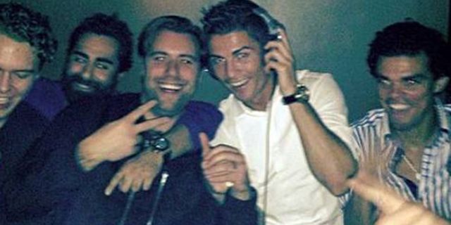 Dikuntit, Ronaldo Memaki Paparazzi Swedia Dikuntit, Ronaldo Memaki Paparazzi Swedia