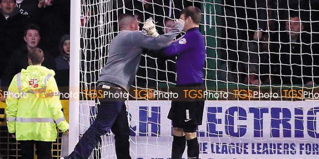 Tim Kesayangan Kalah, Suporter 'Jab' Kiper Lawan Tim Kesayangan Kalah, Suporter 'Jab' Kiper Lawan