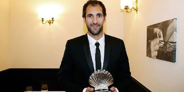 Diego Lopez Terima Penghargaan Vieira Silver Diego Lopez Terima Penghargaan Vieira Silver