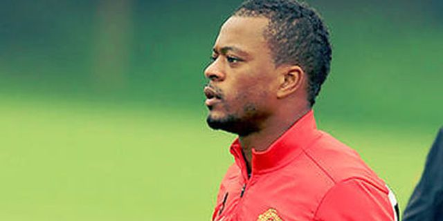 Irwin: Belum Saatnya Moyes Depak Evra