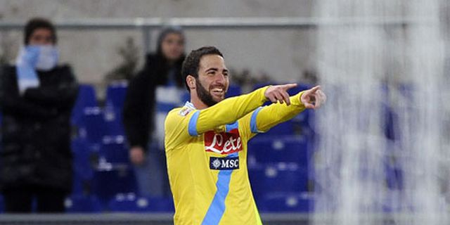 Benitez: Higuain Bikin Ngeri Pertahanan Lazio