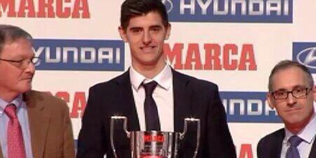 Jadi Kiper Terbaik La Liga, Courtois Pamerkan Trofeo Zamora