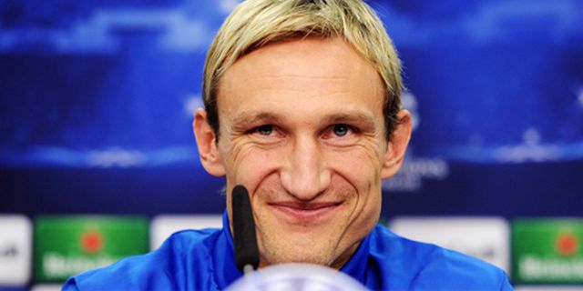 Tegang, Hyypia Pantau Laga MU via Ponsel Tegang, Hyypia Pantau Laga MU via Ponsel