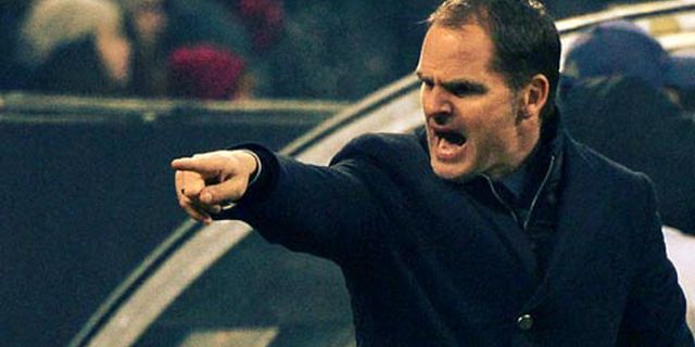 De Boer Kutuk Taktik Negatif Milan