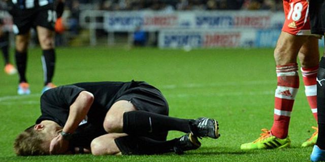 Wasit Newcastle vs Soton Ini Juga Lakukan Diving?