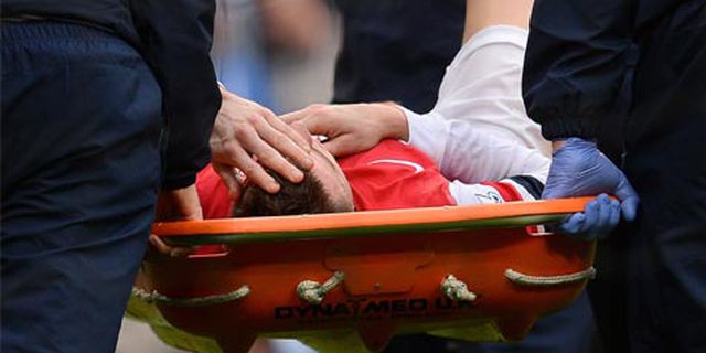 Selain Dibantai, Arsenal Juga Harus Kehilangan Koscielny