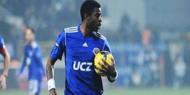 Pemain Ini Hentikan Serangan Lawan Dengan Bola Cadangan! Pemain Ini Hentikan Serangan Lawan Dengan Bola Cadangan!