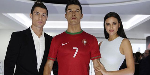 Irina Pajang Foto Dirinya Cium 'Ronaldo' Irina Pajang Foto Dirinya Cium 'Ronaldo'