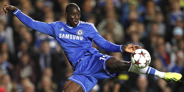 Demba Ba Yakin Chelsea Gusur Arsenal di Hari Natal Demba Ba Yakin Chelsea Gusur Arsenal di Hari Natal