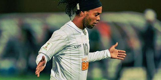 Ronaldinho Bikin Seorang Gadis Jadi Histeris Ronaldinho Bikin Seorang Gadis Jadi Histeris