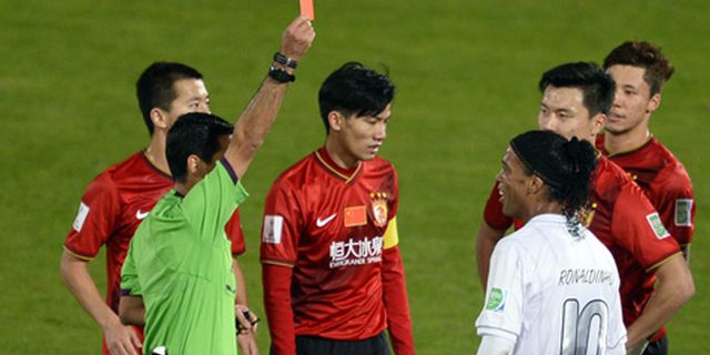 Ronaldinho Gol Indah dan Kartu Merah, Mineiro Juara Tiga Dunia Ronaldinho Gol Indah dan Kartu Merah, Mineiro Juara Tiga Dunia