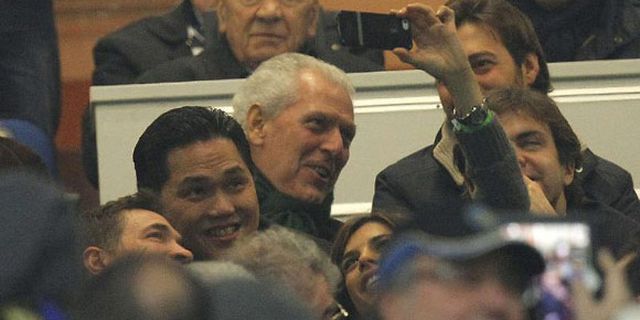 Tonton Derby Milan, Thohir Foto Selfie Dengan Aktris Seksi Italia