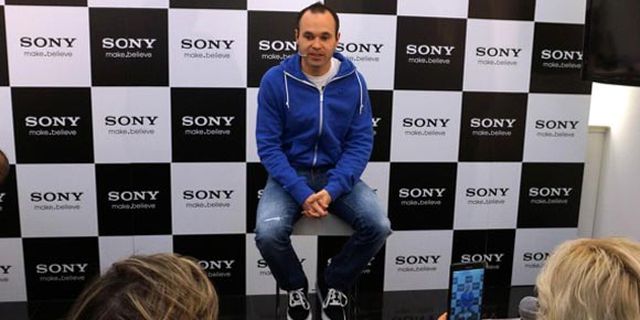 Video: Ketika Iniesta Jadi Penjual Ponsel Video: Ketika Iniesta Jadi Penjual Ponsel