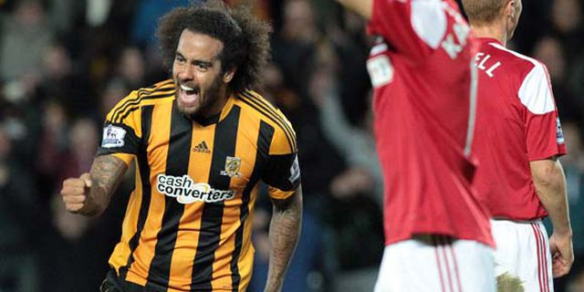 Kembali Cetak gol, Huddlestone Selebrasi Potong Rambut