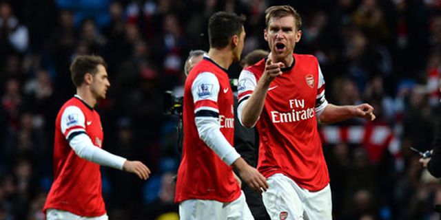 Ini Dia Ucapan Mertesacker Ketika Memarahi Ozil