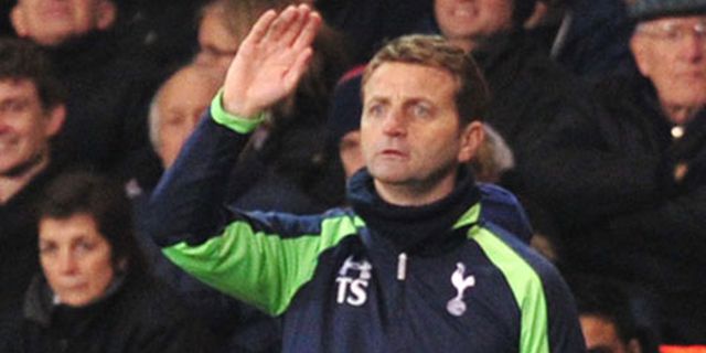 Dikalahkan Arsenal, Sherwood Enggan Salahkan Taktik