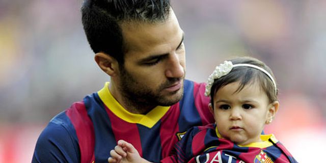 Jelang Bertempur, Fabregas Cium Sang Kekasih di Camp Nou