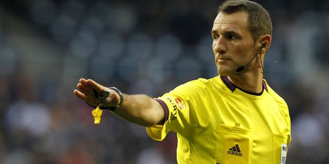 Video: Berlari Mundur, Wasit Spanyol Terjungkal Dengan Konyol