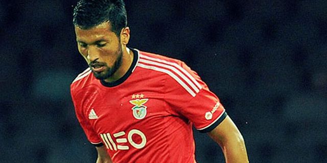 United Balik Kucing Rayu Ezequiel Garay