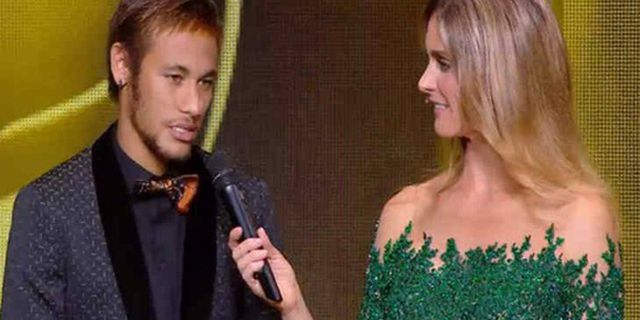 Jabat Tangan Aneh Antara Neymar dan Fernanda Lima