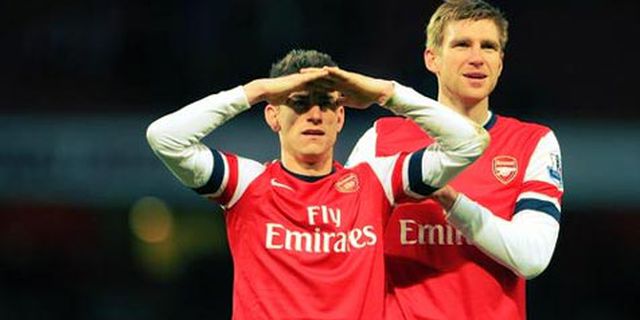 Dikawal Koscielny dan Mertesacker, Arsenal Super Solid