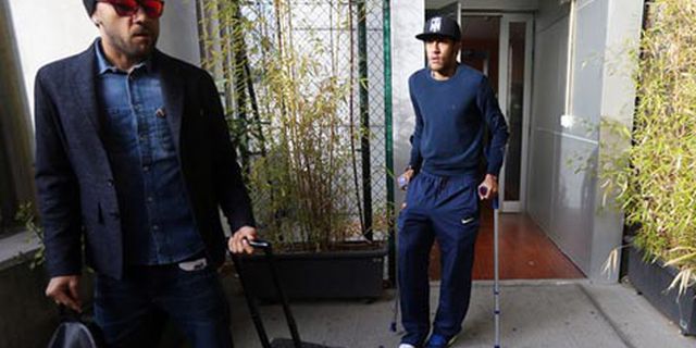 Pakai Penopang, Neymar Jalani Tes Medis