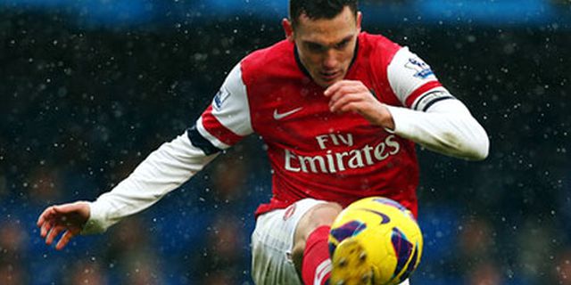 Dekati Vermaelen, Napoli Lempar Tawaran ke Arsenal