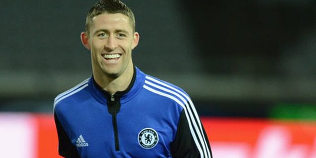 Gary Cahill Idamkan Trofi Premier League