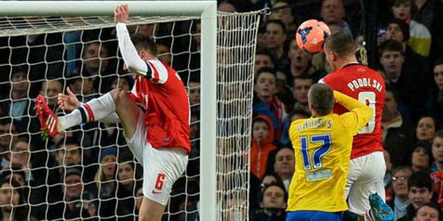 Review: Beda Kelas, Brace Poldi Beri Arsenal Kemenangan