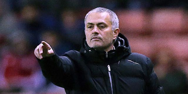 Cuma Target Tiket UCL, Mou Ogah Disamakan Wenger