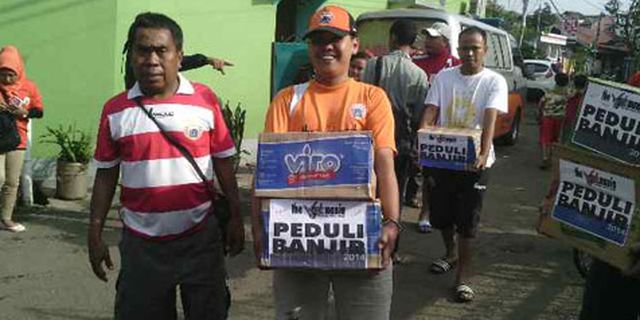 The Jakmania Peduli Korban Banjir The Jakmania Peduli Korban Banjir