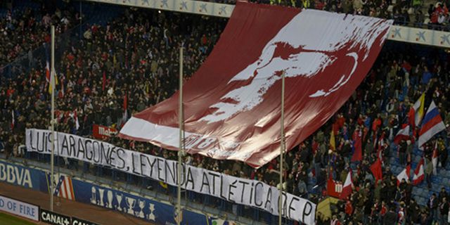 'Mendiang Aragones Sedang Tersenyum Memakai Jersey Atletico'