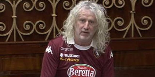 Hadiri Sidang Parlemen, Politisi Ini Kenakan Jersey Torino Hadiri Sidang Parlemen, Politisi Ini Kenakan Jersey Torino