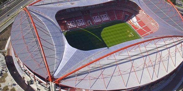 Atap Stadion Final UCL Rontok Diterjang Angin Atap Stadion Final UCL Rontok Diterjang Angin