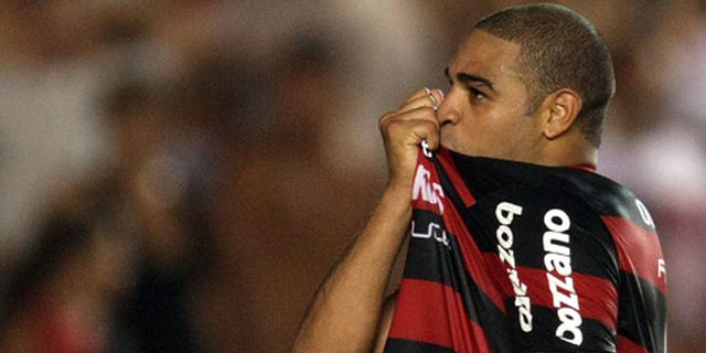 Setelah Dua Tahun, Adriano Kembali Beraksi Setelah Dua Tahun, Adriano Kembali Beraksi